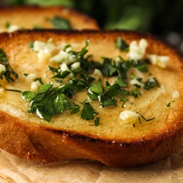 Baguette-Scheiben mit Knoblauch-Käse