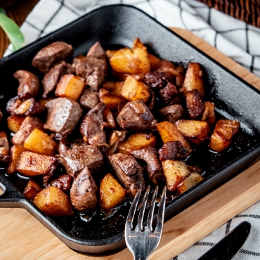 Saftige Steak-Würfel mit knusprigen Kartoffeln