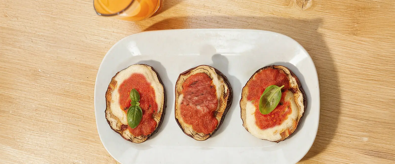 Überbackene Auberginen mit Tomate &amp; Mozzarella