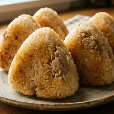 Knusprige Onigiri mit Thunfisch-Füllung
