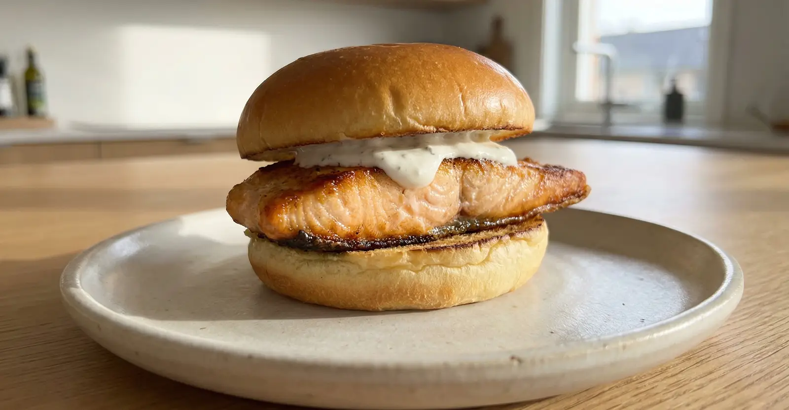 Lachsburger mit Zitronen-Joghurt